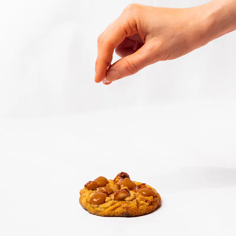 Cookie de avellana, chocolate con leche y caramelo salado - Imagen 2