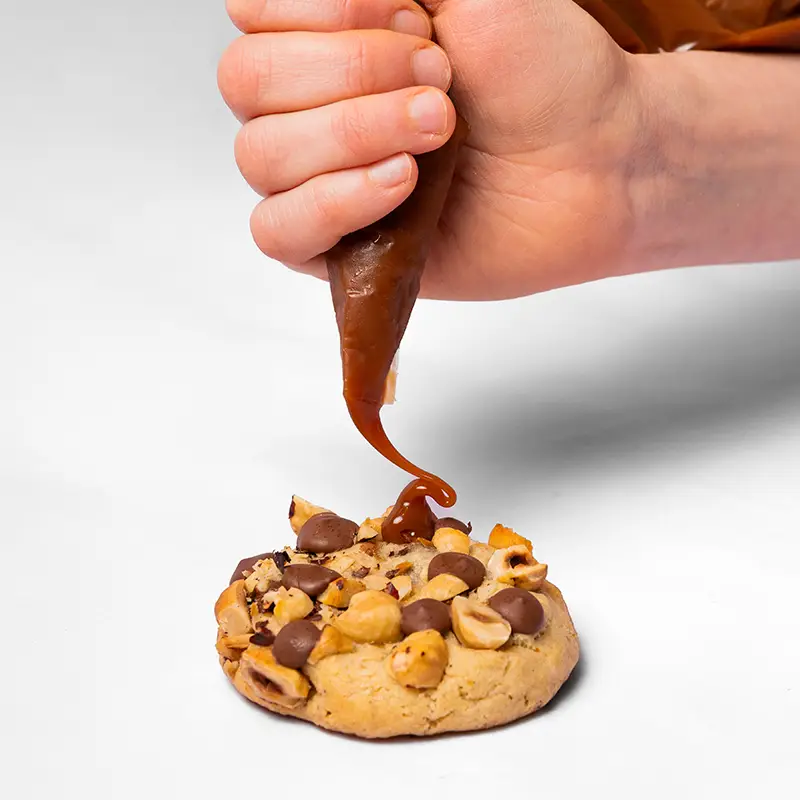 Cookie de avellana, chocolate con leche y caramelo salado - Imagen 4